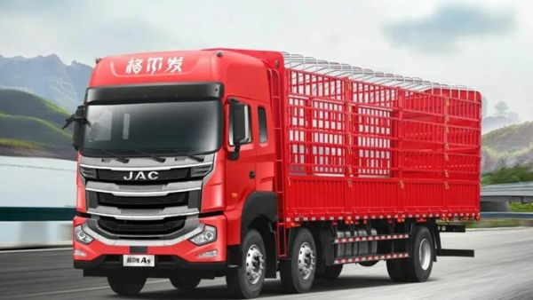 江淮格尔发A5 6×2载货车出征，护航田间到餐桌的鲜活