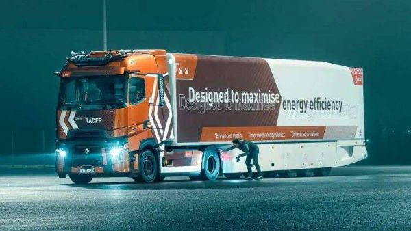 油耗降低14%！法式情调结合顶尖科技，雷诺卡车最强战力：T-High Smart Racer特别版车型实拍