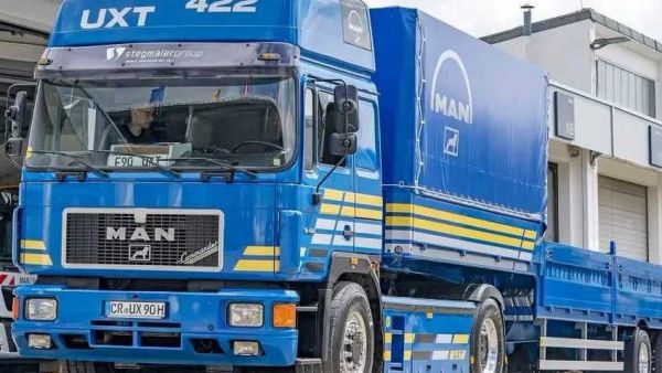 发动机放在底盘左侧,还是全时四驱!革命性的舒适性和机动性,实拍回顾曼恩UXT 422牵引车