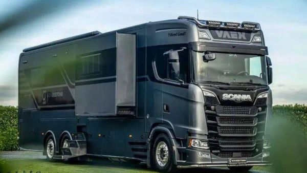 V8发动机的移动别墅!12米车身+3拓展舱,斯堪尼亚590 S豪华房车实拍