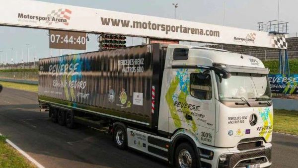 不间断倒车124.7公里！刷新吉尼斯世界纪录，奔驰携eActros 600长途电动重卡挑战极限