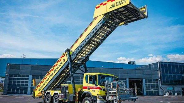 斯堪尼亚6×6底盘打造！航空安全守护神之一，卢森宝亚机场救援梯实拍