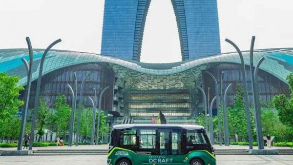 金旅“驰睿”自动驾驶小巴惊艳亮相金漪湖