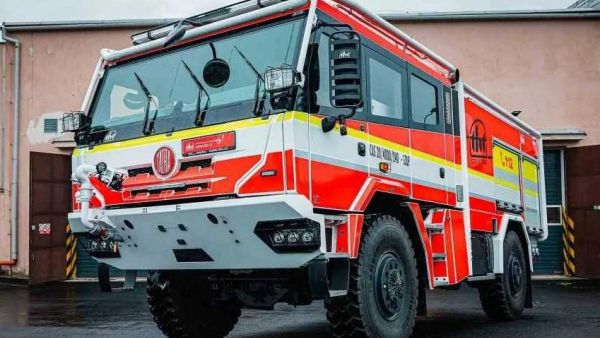 风冷V8+全轮转向，通过性超强！如此短小精悍的太脱拉Force消防车见过吗