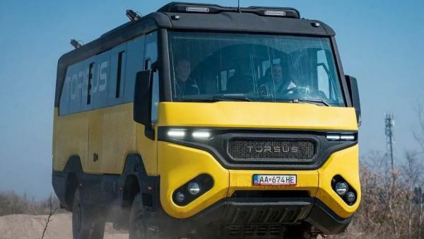 曼恩TGM四驱底盘打造，能拉35人去越野！Torsus Praetorian越野巴士见过没？