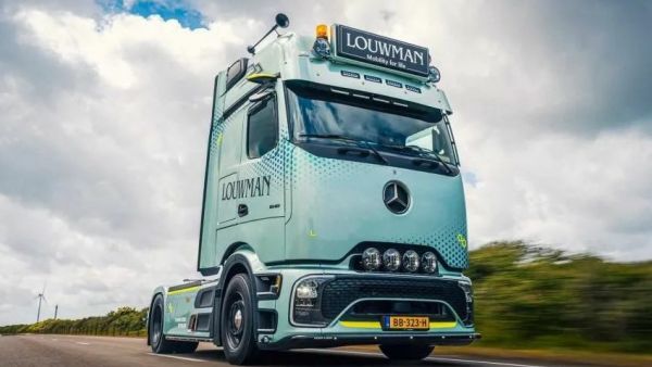 低风阻旗舰结合经典改装！这是欧洲未来卡车改装的样子？实拍第二代奔驰Actros L了解一下