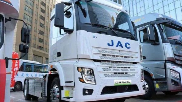 400公里续航25分钟完成补能，江淮跨越X5纯电牵引车来袭，实拍带你看配置如何