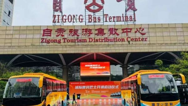 自带 IP 流量！苏州金龙新 V 系客车成自贡城市新名片