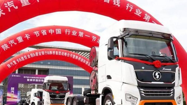 陕汽重卡LNG快递牵引车批量交付大客户