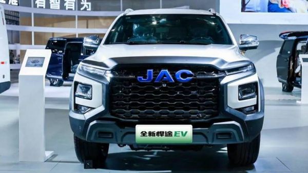 江淮皮卡旗下中国首款非承载式纯电智能四驱皮卡——全新悍途EV亮相2025海南车展