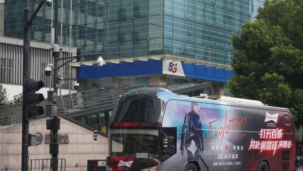 谢霆锋杭州开唱！苏州金龙海格主题专车成 “移动青春站”