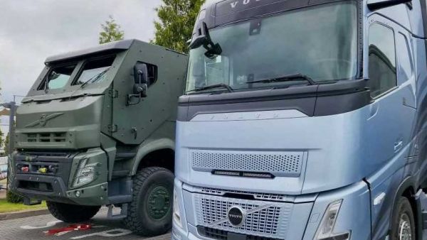 8×8驱动+防弹驾驶室，性能超强悍！实拍沃尔沃FMX军用越野重卡，和民用卡车有什么区别？