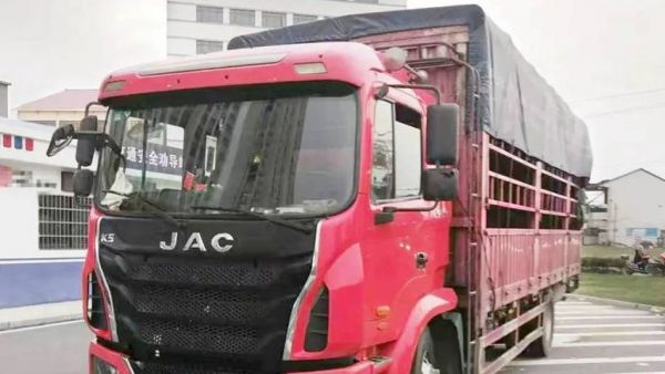 发哥驾到丨江淮重卡6米8格尔发K5高栏车，助刘师傅稳稳致富！