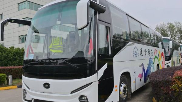 苏州金龙新V系客车驶进极边之城~