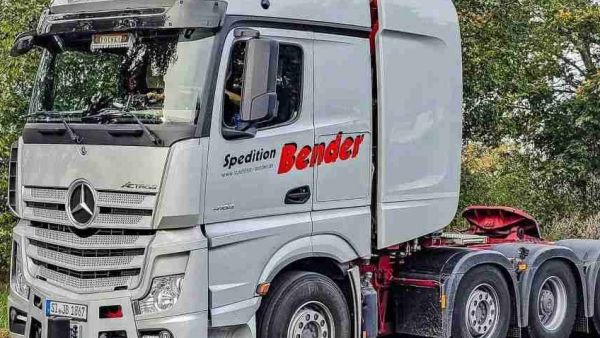 牵引车后还带“挂车桥”？风电运输利器，这台奔驰Actros大件牵引车不一样