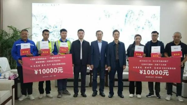 谢谢你们！危急关头6位英雄司机高速暖心行善举