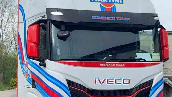 身披MARTINI经典涂装，全球限量十台，依维柯S-Way特别版牵引车实拍