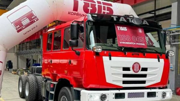 老司机的回忆！曾在国内叱咤风云，太脱拉T815卡车正式停产，再带您回顾它的进化史