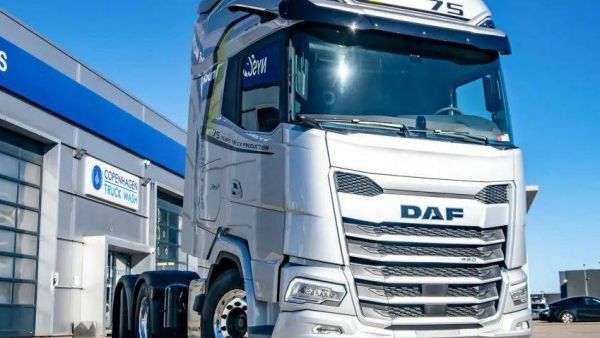 全球限量75台！配置拉满的荷兰顶级卡车战力，达夫XG+ 75周年纪念版牵引车实拍