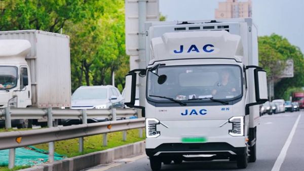 1度电跑2.2公里 江淮新能源轻卡ES9改写冷链盈利公式