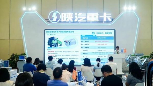 陕汽重卡&卡尔动力无人驾驶重卡亮相2025第八届郑州国际新能源商用车推广应用展览会