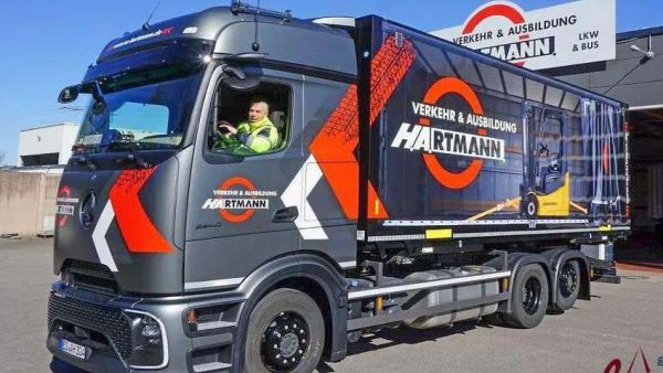 再带你看一台卡车教练车，车里塞三套踏板！还是用第二代奔驰Actros L打造而成，啥驾校才用得起？