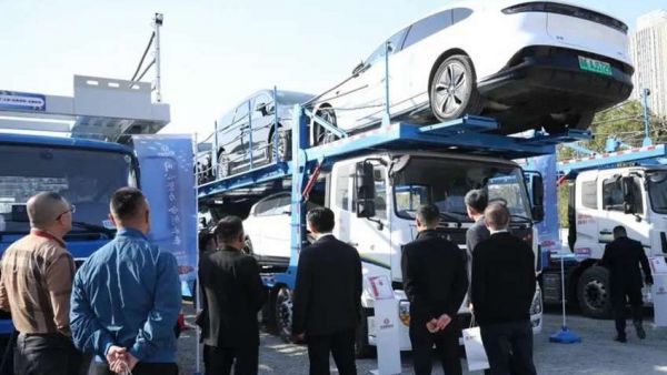 东风商用车携高效轿运车亮相东风物流2025年度合作伙伴大会
