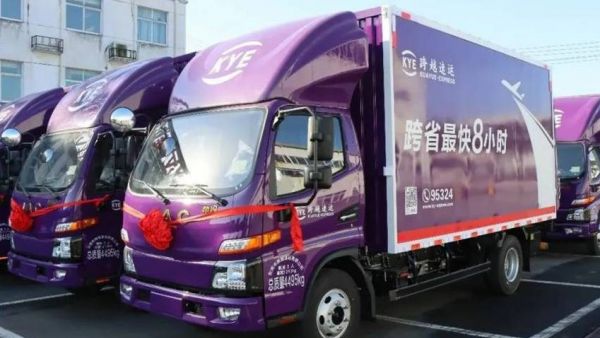 首批400台！江淮1卡帅铃EV5交付跨越速运