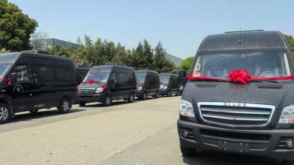 征服3860米海拔！苏州金龙高端定制9座睿星轻客畅行甘青大环线