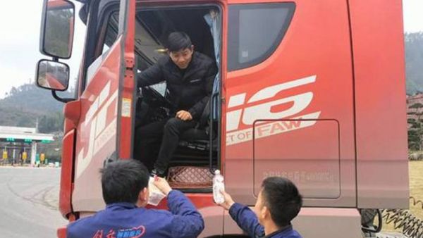 驰援滑坡急难地,解放感动服务暖心田