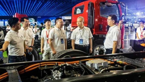 “乘风共熠 翼启全球” 玉柴助力东风柳汽扬帆出海