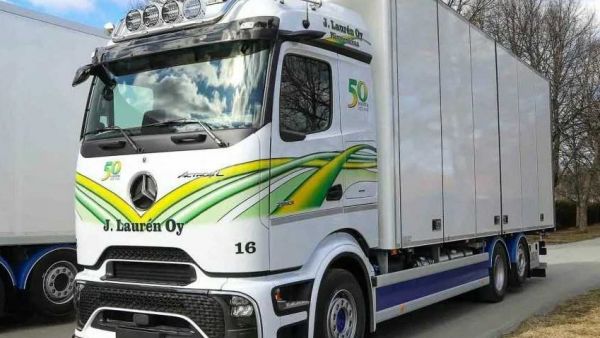 低风阻外观+智能内饰，奔驰卡车最强战力？第二代Actros L冷藏车实拍