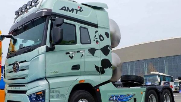 660匹马力+3000L超大气瓶！还带官方外观改装，这台解放J7 LNG牵引车不一般