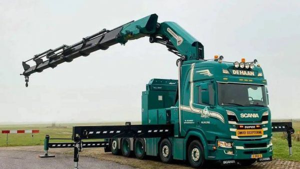 五轴10×4提升桥底盘，还能秒变牵引车，斯堪尼亚R540随车吊实拍