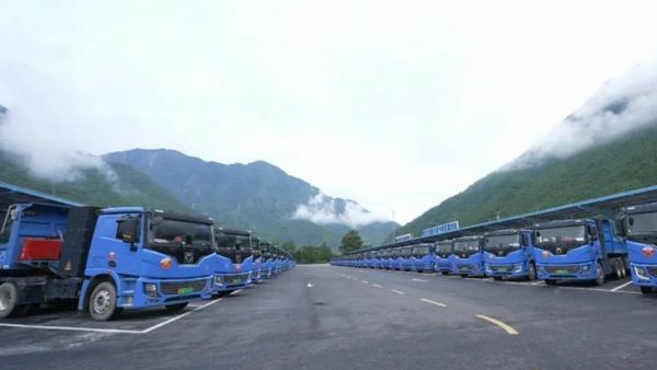 驱动零碳物流新纪元！200台徐工超充重卡，交付北川