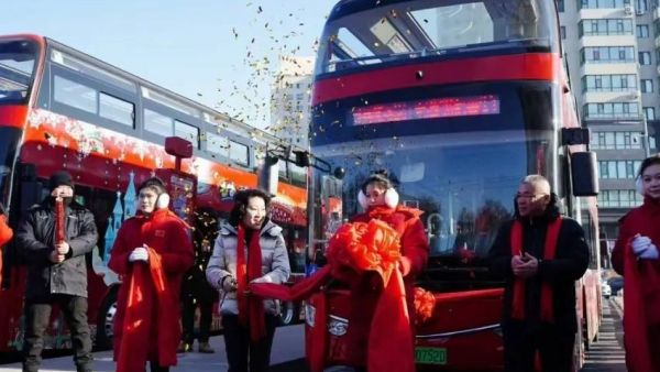 安凯客车惊艳出圈!火红双层观光巴士璀璨亮相哈尔滨,点亮冰城新风采