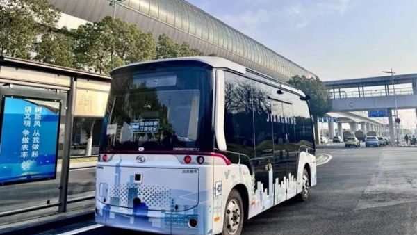 金龙无人驾驶巴士在南京市江宁开发区正式投入载客运营！