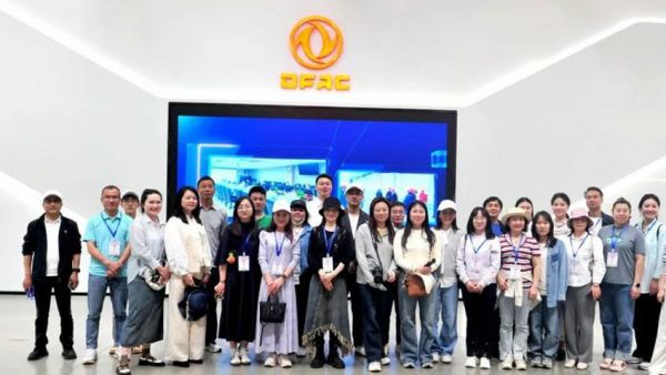 百家媒体探访东风股份智能工厂 见证“东风智造”硬实力