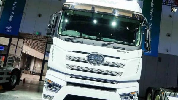 总重高达120吨！为公路列车而生，解放最新发布的出口版CORTRON CH牵引车实拍