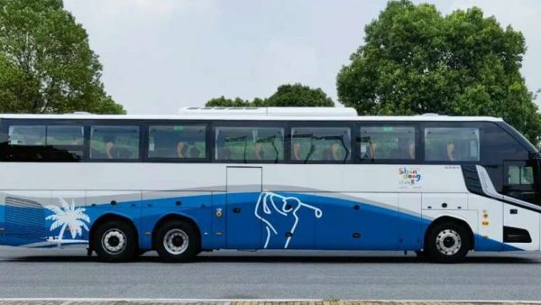 山东首台亚星新造型X15豪华客车就位！