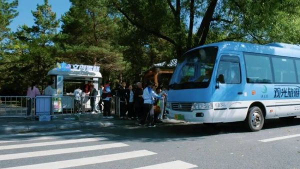 净月潭的绿色动脉：金旅纯电动考斯特守护“绿海明珠”