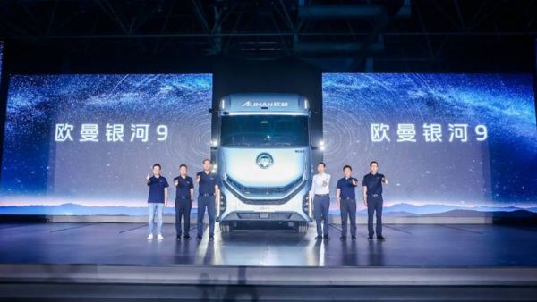 福田汽车828品牌之夜璀璨启幕 全新平台旗舰重卡欧曼银河9揭开神秘面纱