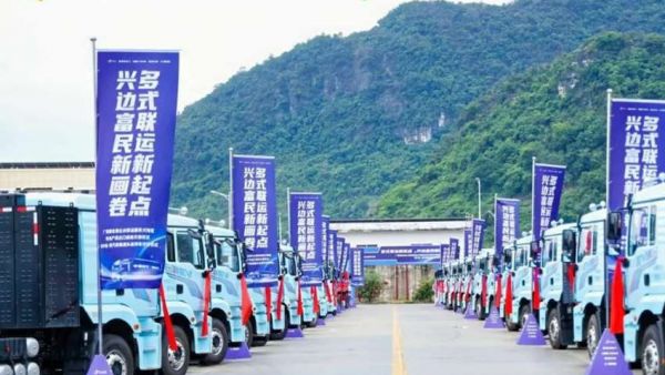 【强强联合 共启新篇】陕汽新能源头挂列车批量交付大客户,驱动绿色物流与区域经济深度融合