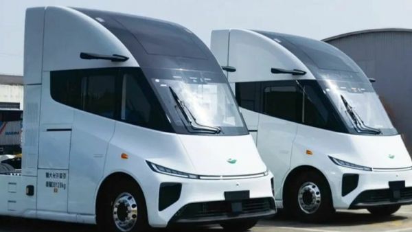 苇渡Windrose 670km长续航纯电重卡正式交付荣庆物流