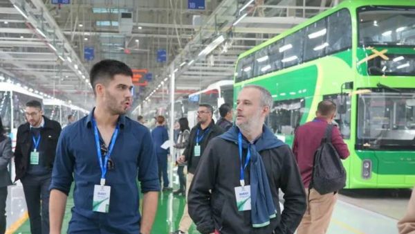 拉美十国主流媒体团齐聚宇通,触摸高质量出海的“宇通脉搏”