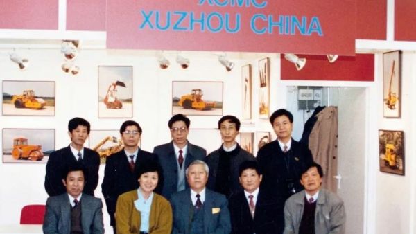 【再续前缘】宝马展现场,徐工人拿出了32年前的照片……