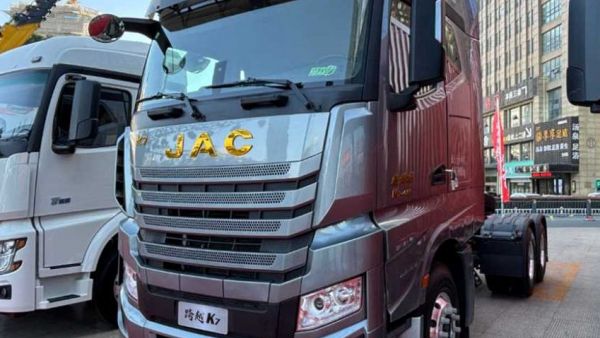 纵横南北，长途运输首选江淮跨越K7 6×4天然气牵引车！