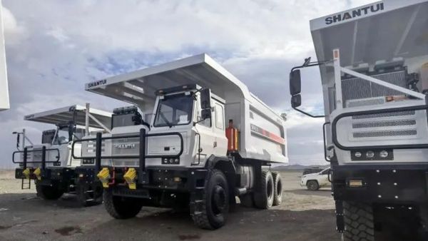 山东重工甲醇增程宽体自卸车征战新疆煤矿