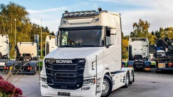 770匹的V8长头卡车！还带双大屏内饰，斯堪尼亚770 ST平头改长头卡车来袭