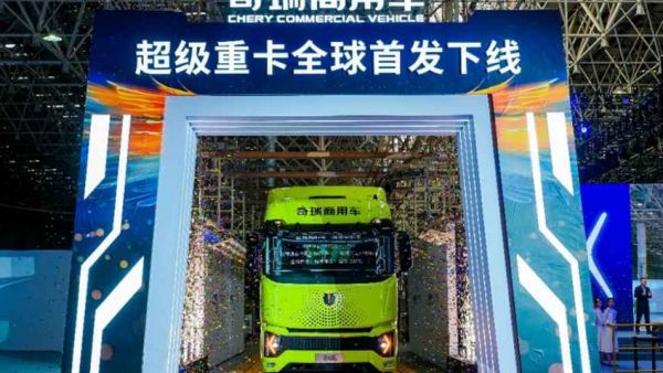 百台交付 锋芒新生!奇瑞商用车凤凰系列超级重卡全球首发